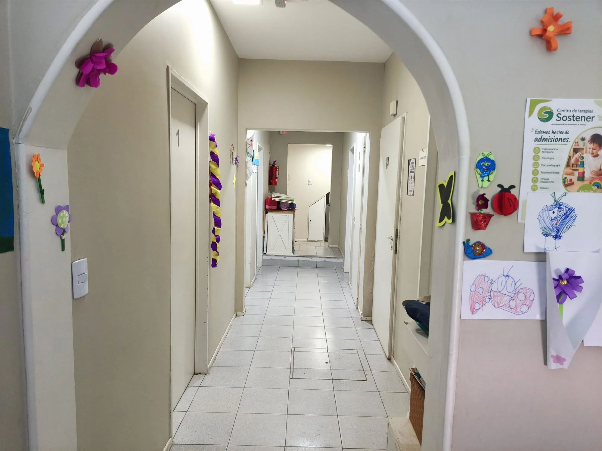 Pasillo abovedado de Sostener con puertas a los consultorios