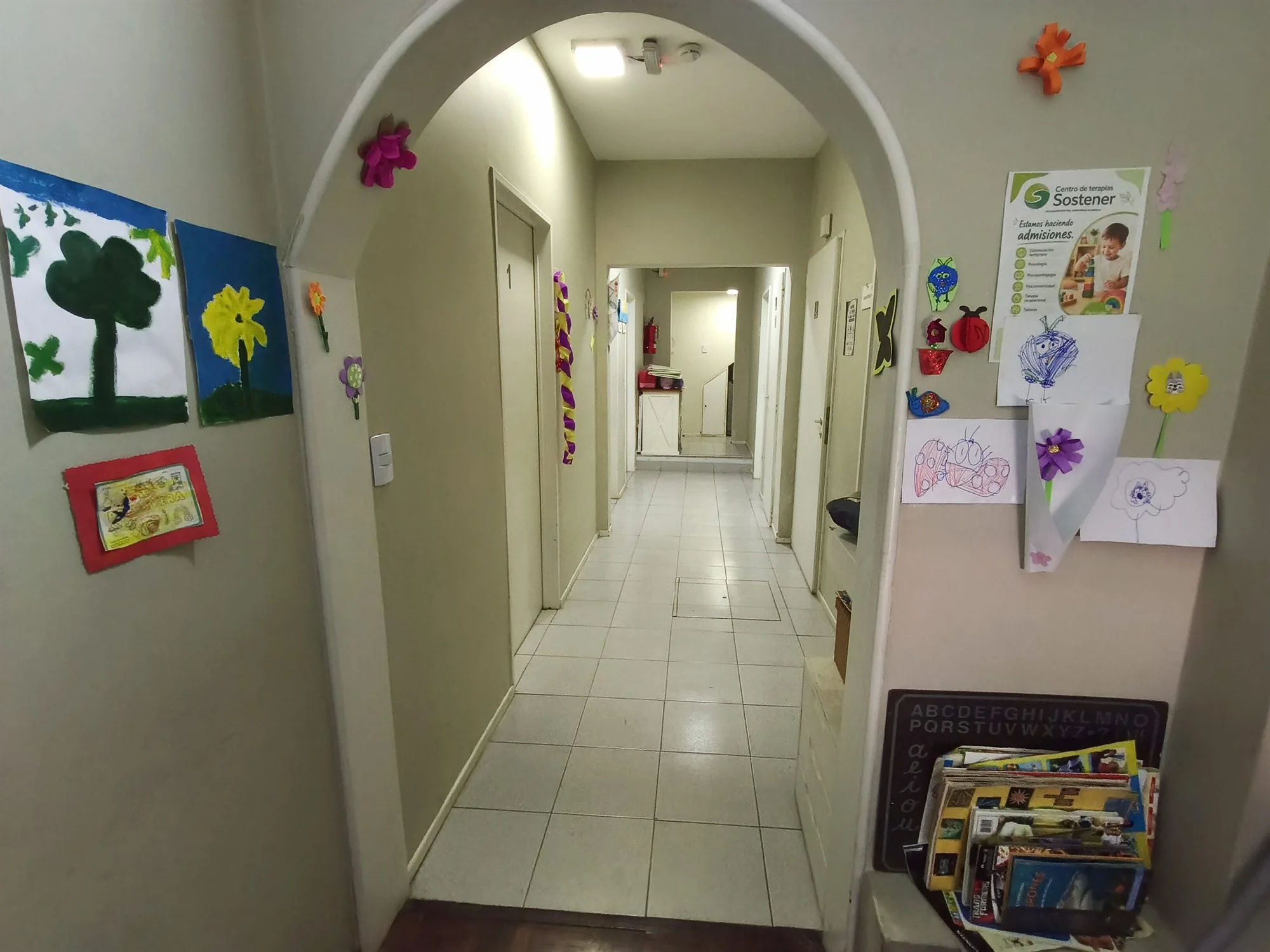 Pasillo del centro con trabajos infantiles expuestos