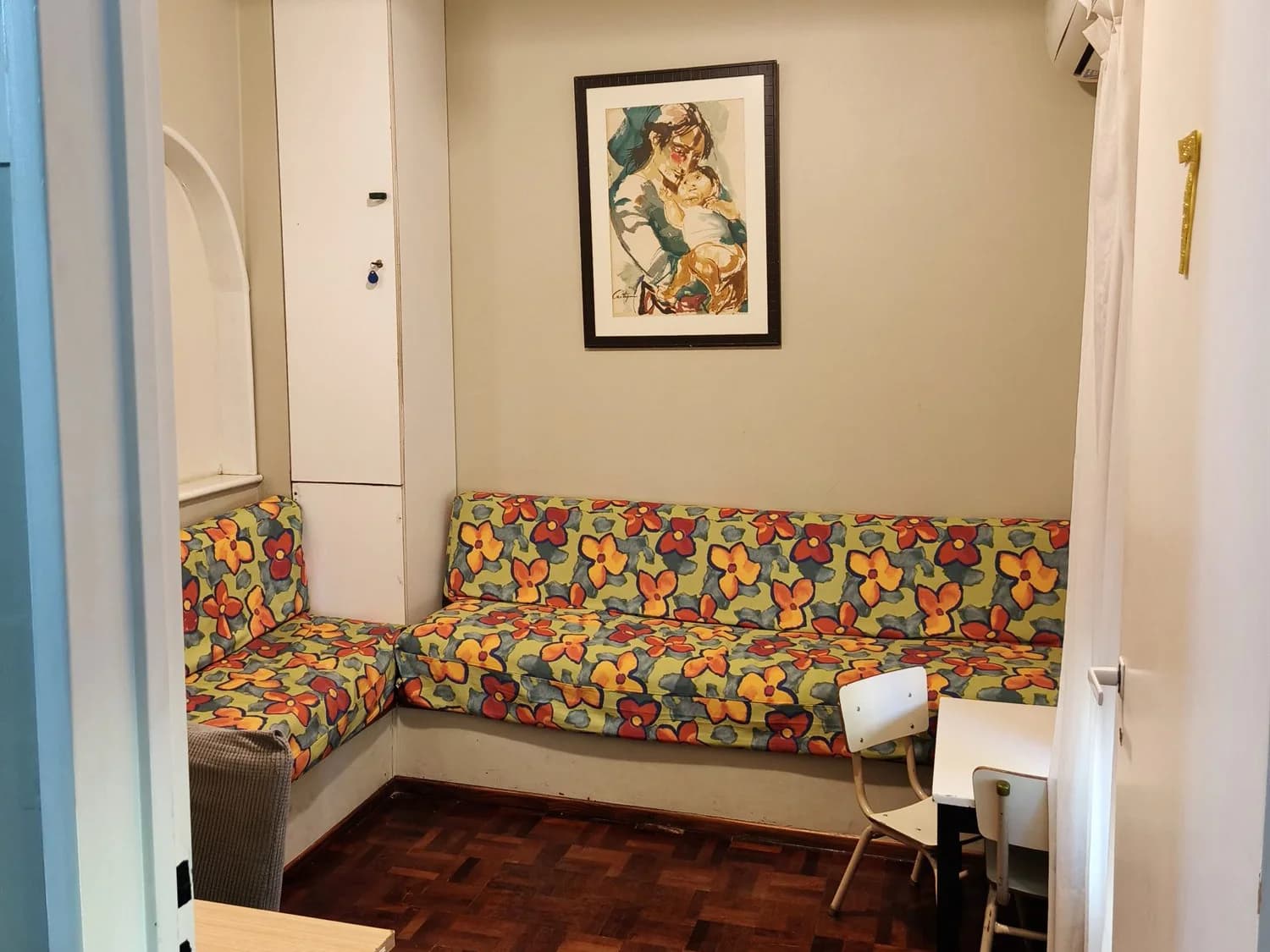 Consultorio con alfombra de juego, materiales y mobiliario infantil