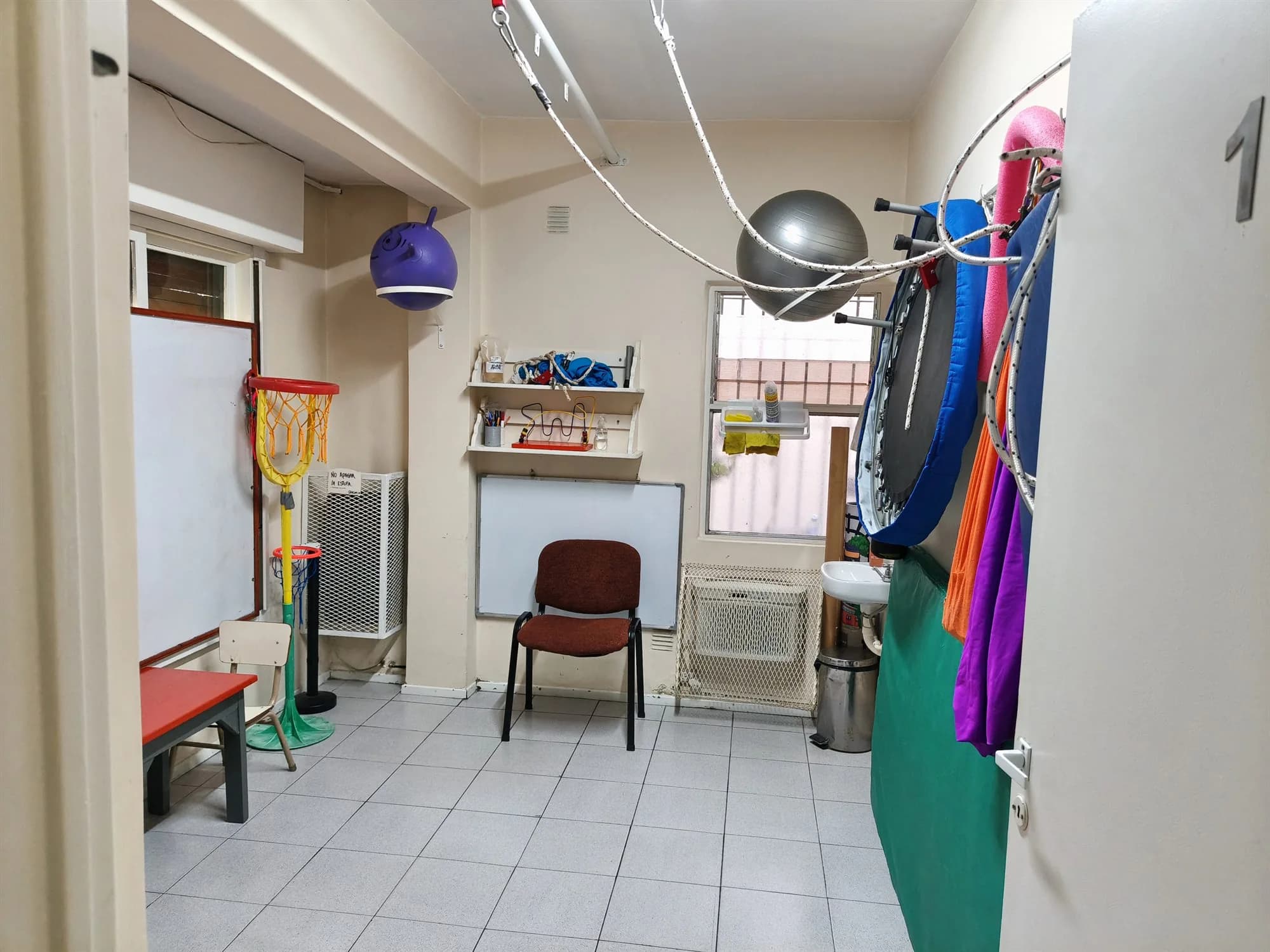 Sala con materiales para actividades de juego y movimiento